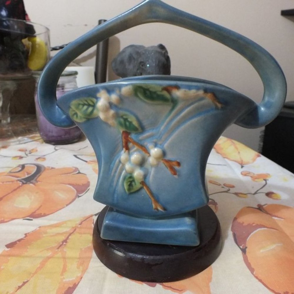 Roseville Blue Snowberry Basket